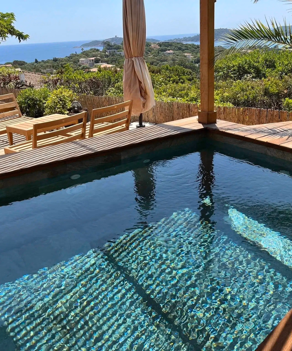 Construction d'une piscine miroir à débordement avec vue mer à Lecci