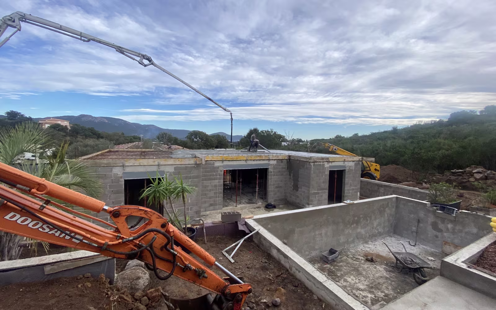 Travaux de gros œuvre et structure en béton armé pour villa de luxe à Porto-Vecchio - Expertise MV BATI EXPERT.