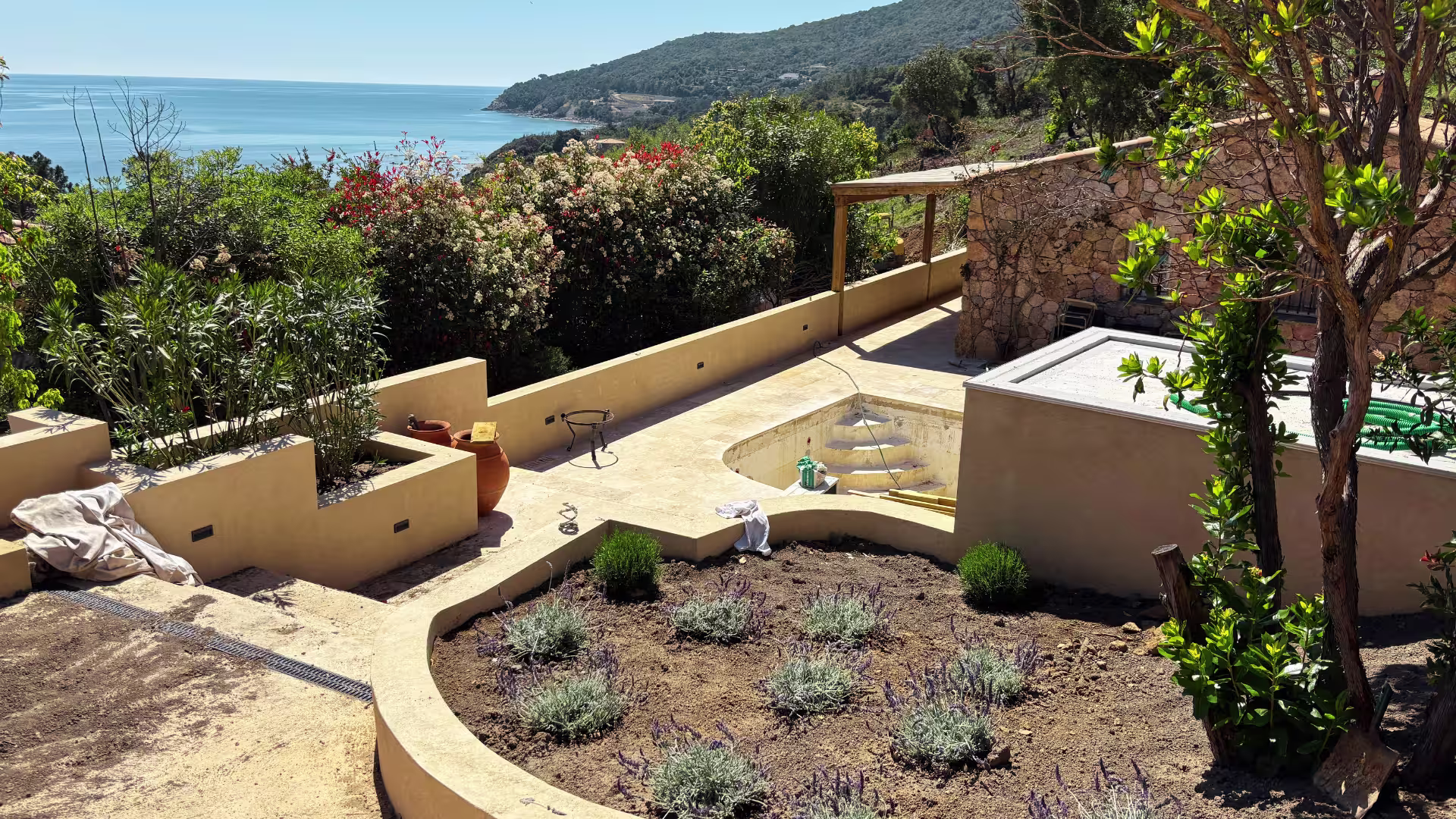 Aménagement extérieur et VRD pour villa de prestige à Porto-Vecchio — MV BATI EXPERT