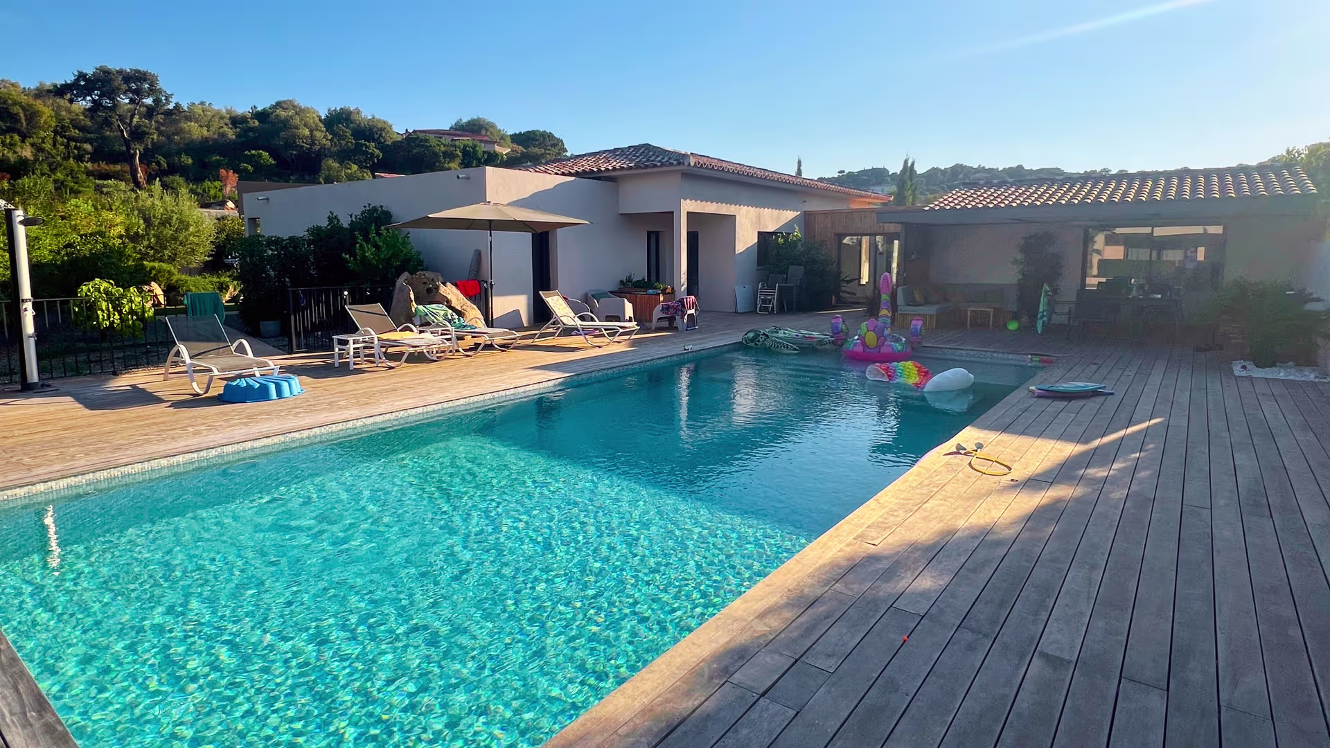 Construction d'une piscine béton armé sur mesure à Porto-Vecchio par MV BATI EXPERT — vue chantier Pinarello