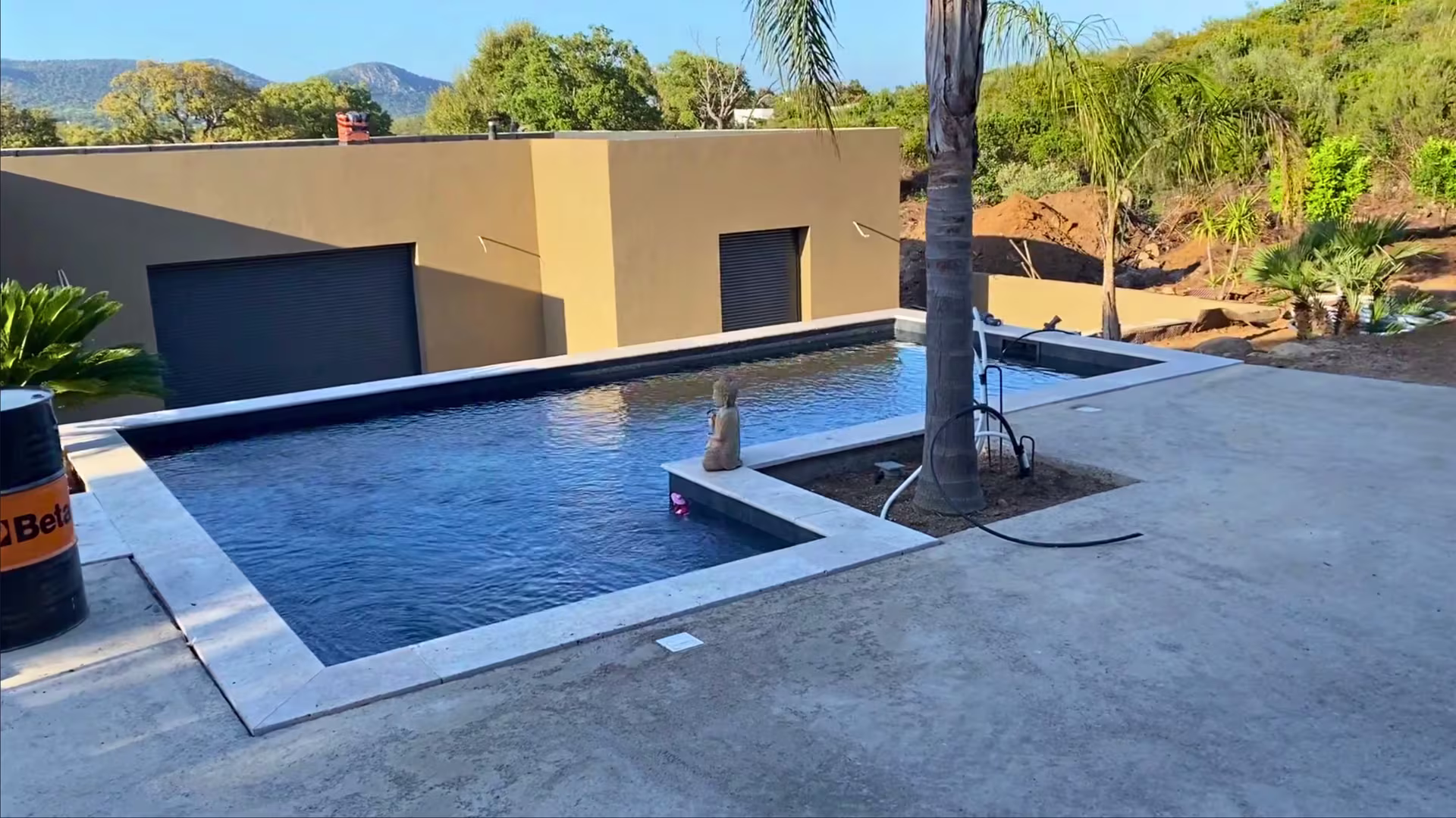Rénovation piscine béton à Porto-Vecchio — pose liner PVC armé et reprise étanchéité enduit marinal par MV BATI EXPERT