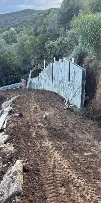 Travaux de terrassement et maçonnerie sur sol granitique à Porto-Vecchio